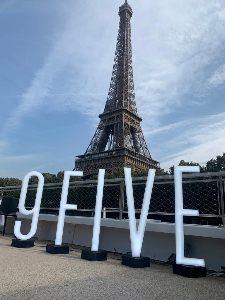 realisation-enseigne-lumineuse-9-five-tour-eiffel-paris