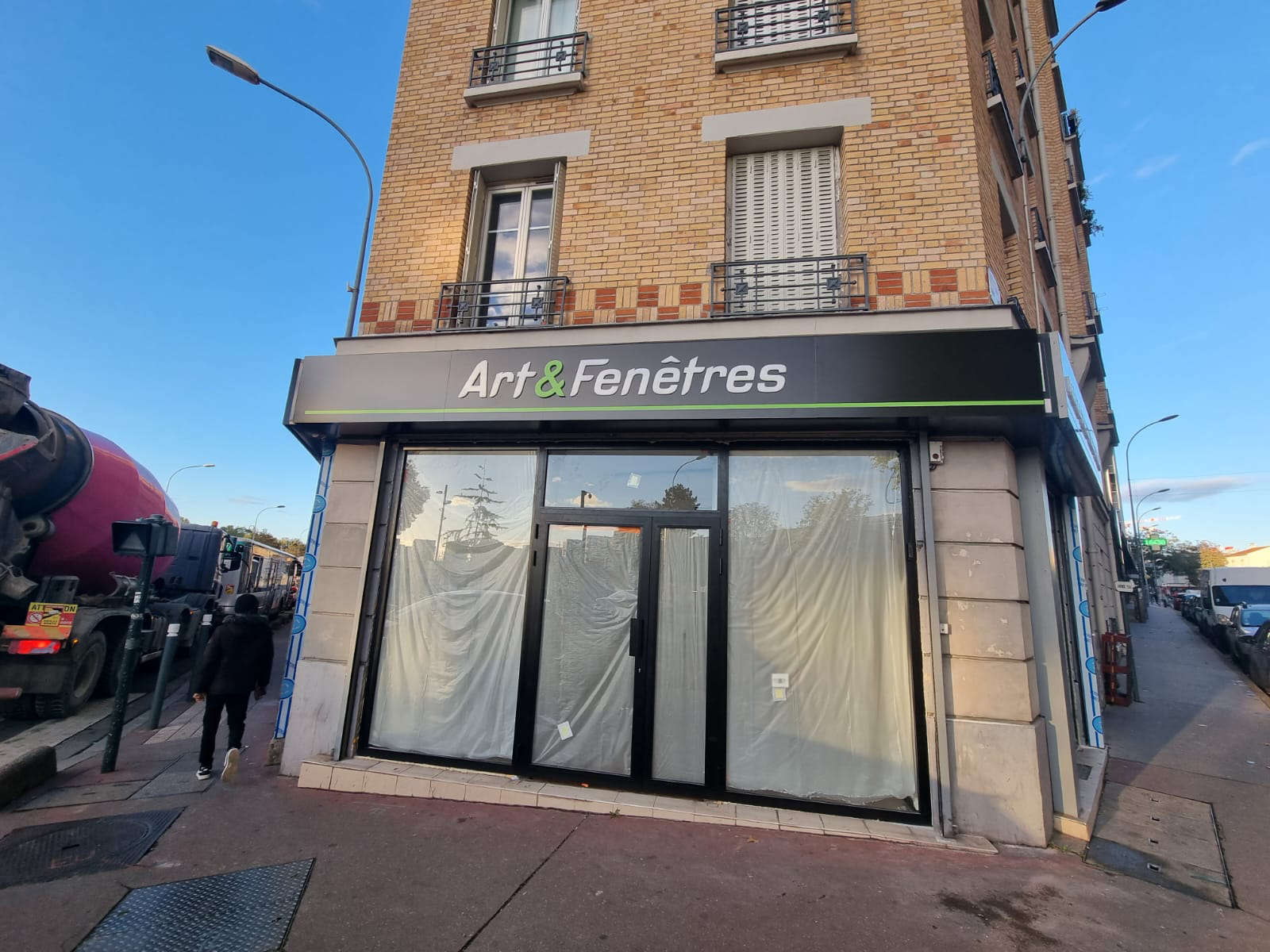 Réalisation façade magasin Art & Fenêtres 92